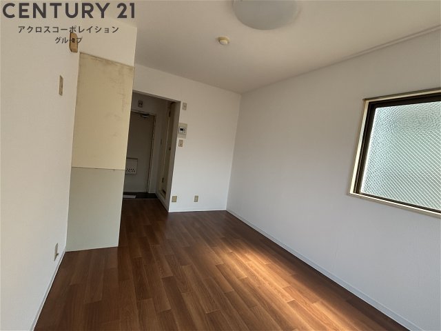 居室・リビング　床色が落ち着いた色合いで、とてもきれいです。