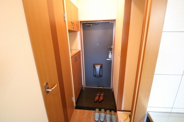 玄関　※同物件別号室となります。