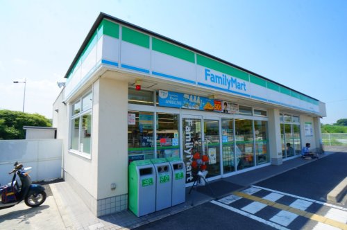 コンビニ　ファミリーマート 木津川台駅前店（コンビニ）まで618m