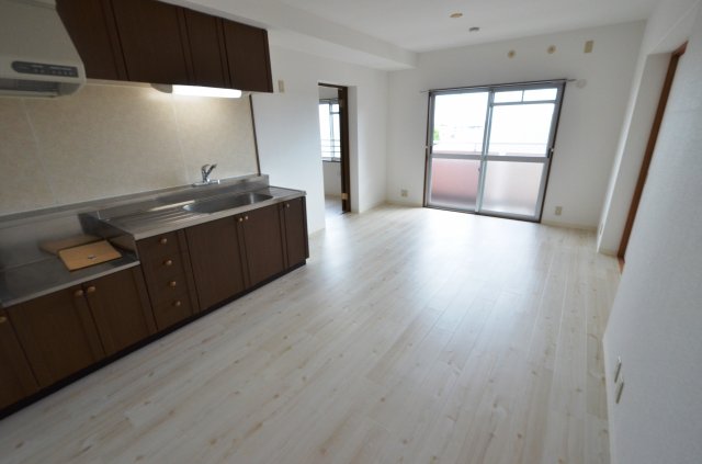 居室・リビング　床色が明るくて綺麗です♪