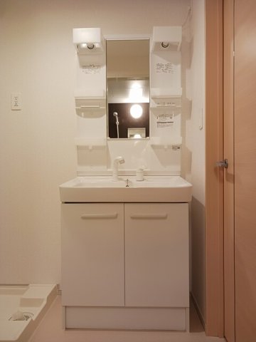 洗面設備　ゆったりとスペースのある洗面所