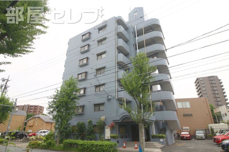 建物外観　７階建てエレベーター付きのマンション。