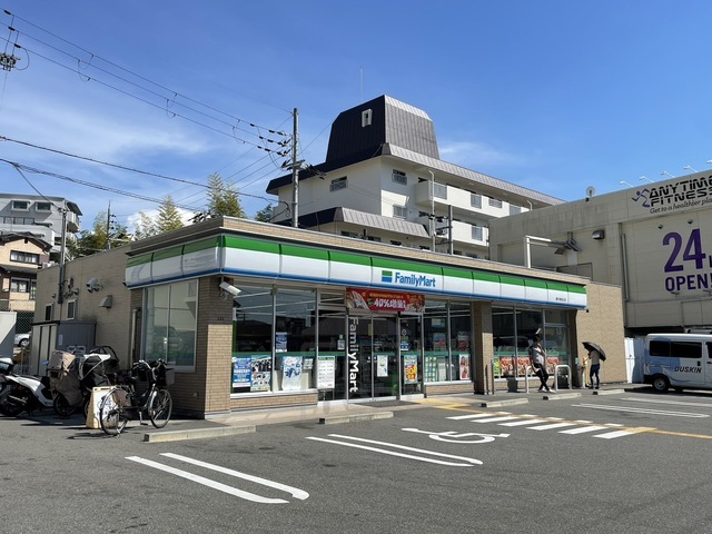 コンビニ　ファミリーマート　豊中東泉丘（コンビニ）まで814m