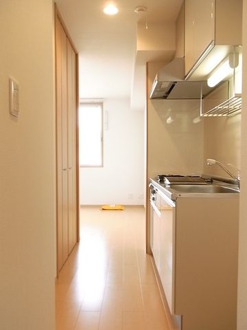 玄関　玄関から洋室を見て