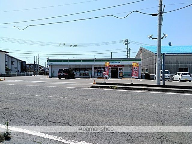 コンビニ　ファミリーマート（コンビニ）まで750m