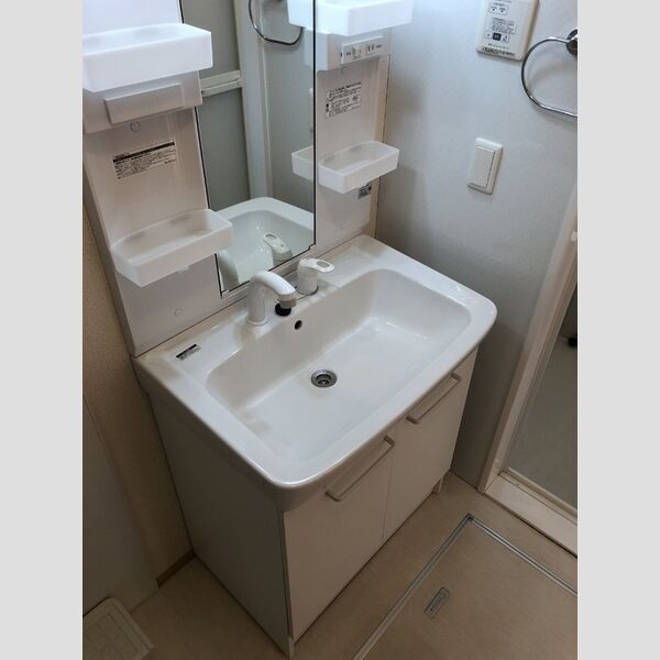 洗面設備　室内写真は別部屋の写真です。