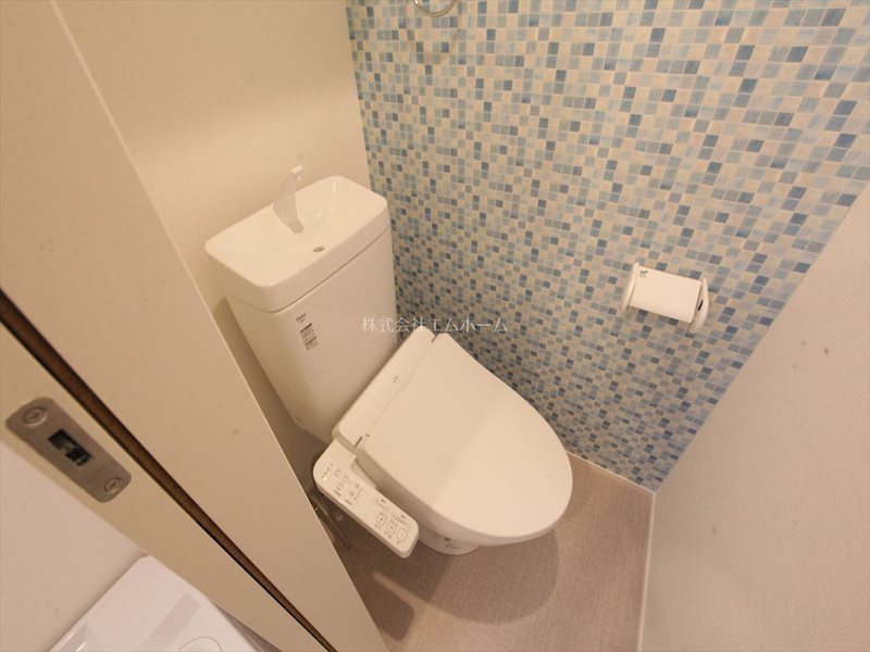 トイレ　温水洗浄暖房便座付トイレ　同型写真