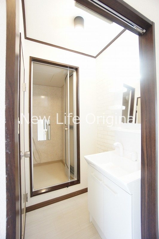 洗面設備　シャワー付き洗面台で朝の支度も楽にできます☆