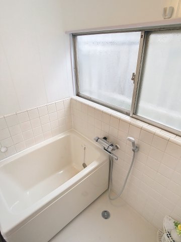 バス・シャワールーム　日差しが差し込む浴室窓付きです
