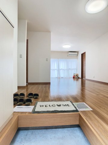 玄関　玄関スペースには下駄箱を設置！