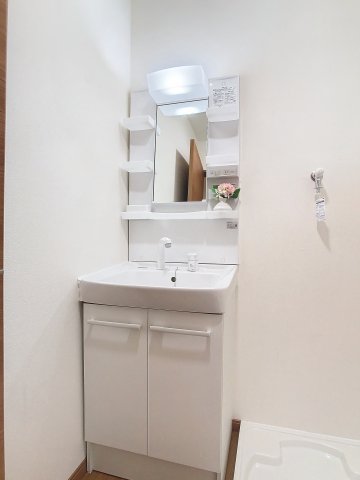 洗面設備　独立洗面台、小物を置くことができて便利です