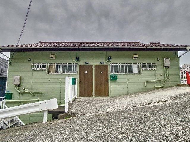 建物外観　コンビニまで徒歩2分、駅前にも飲食店や商業施設が多く生活しや