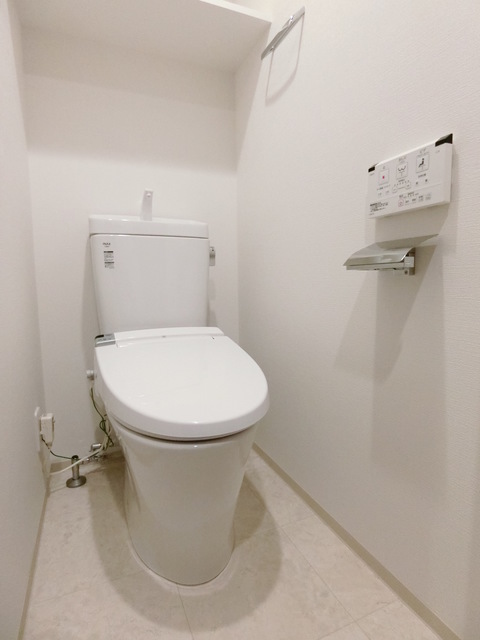 トイレ　シャワー付トイレ☆（収納棚あり）