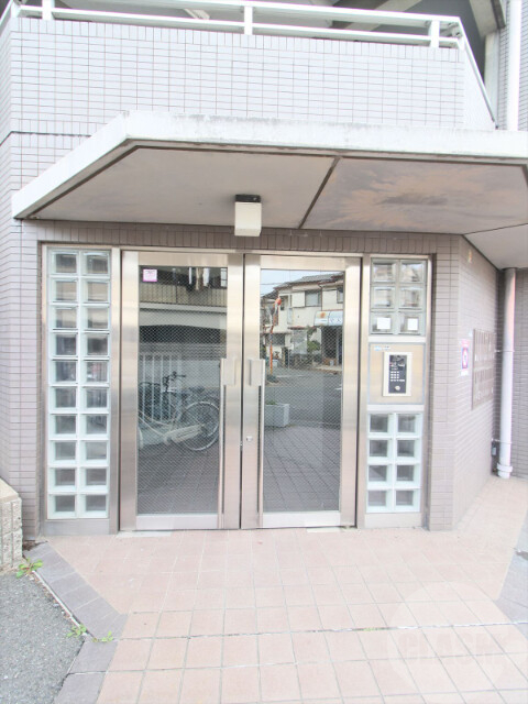 エントランス　オートロック付きです