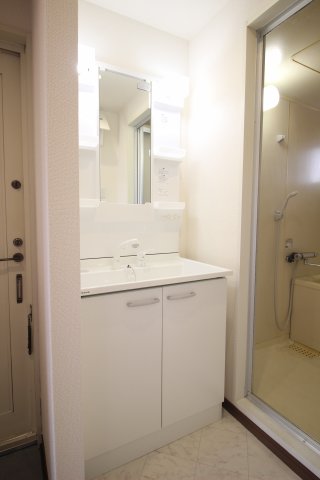 洗面設備　使いやすい独立洗面台です