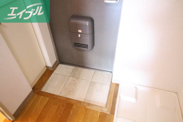 玄関　別のお部屋の写真です。実際とは異なります。