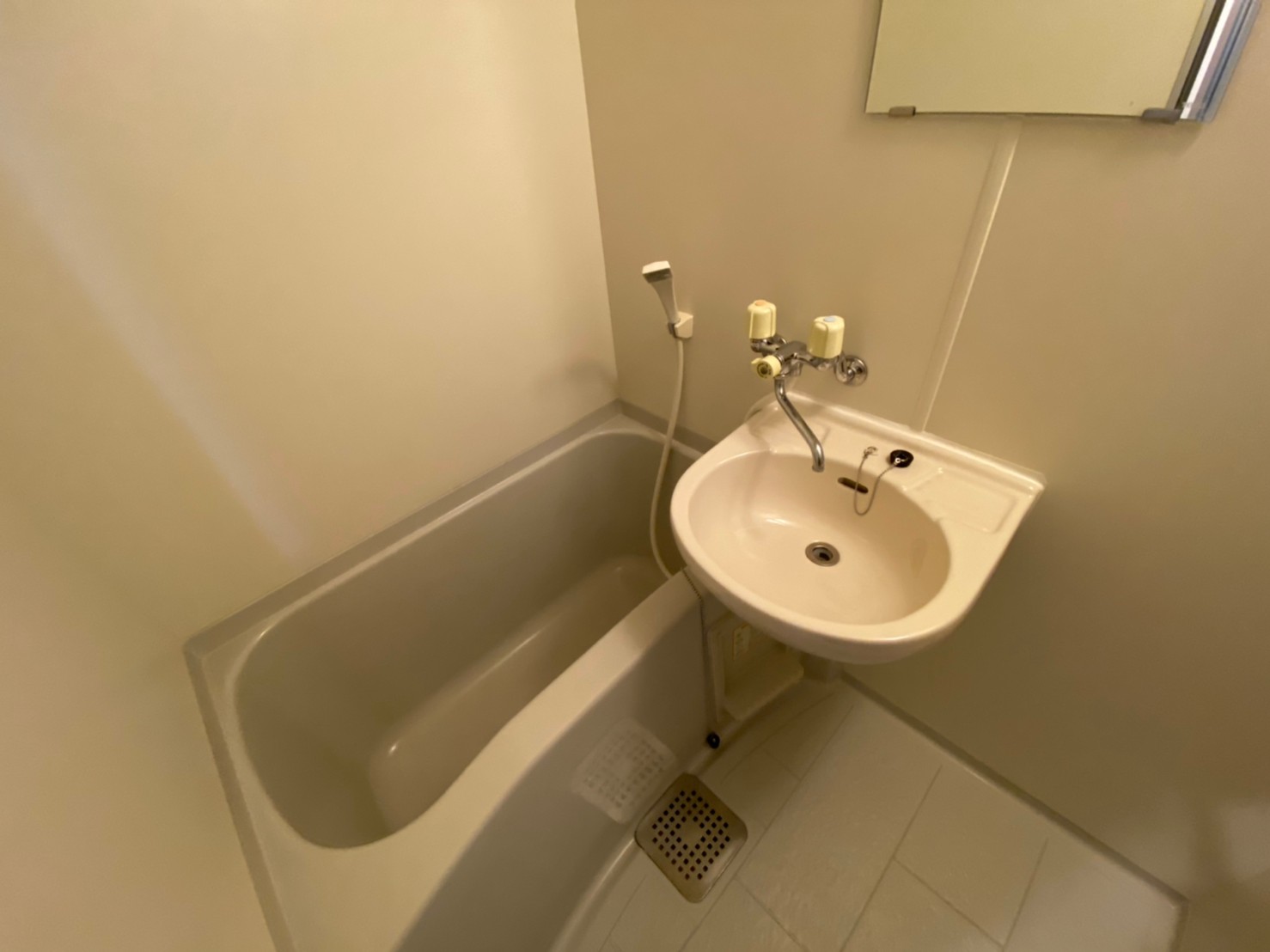 バス・シャワールーム　※同建物の別のお部屋の写真です。