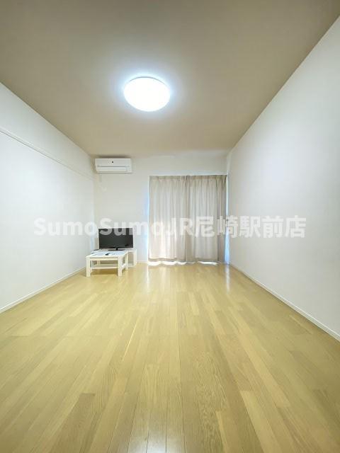 居室・リビング　こちらのリビングで趣味の時間をお楽しみください