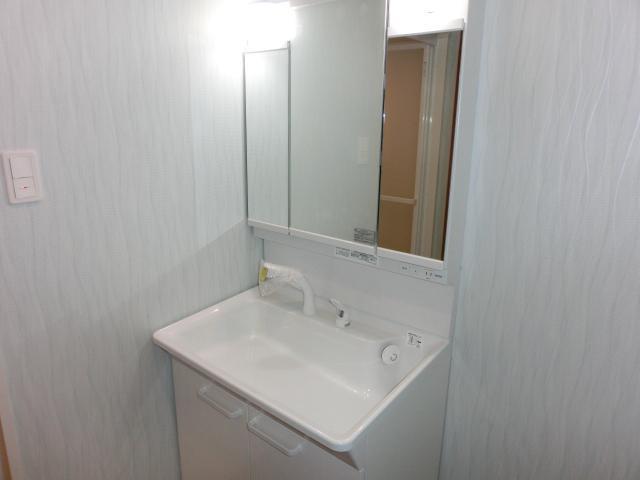 洗面設備　毎日のセットも楽しくなる三面鏡洗面台♪