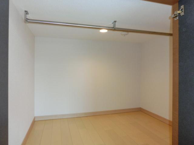 収納　ウォークインクローゼットで収納力大