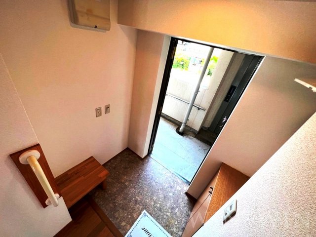 玄関　イメージ（同建物内別部屋の写真です）