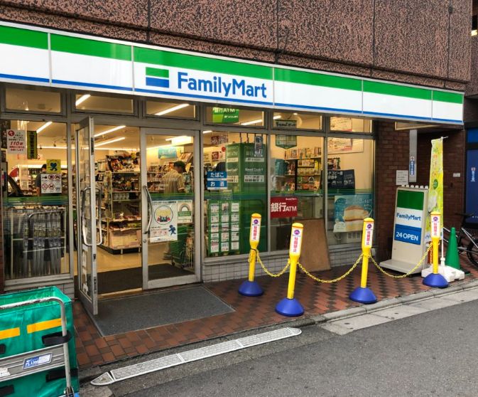 コンビニ　ファミリーマート 都立大学駅西店（コンビニ）まで439m
