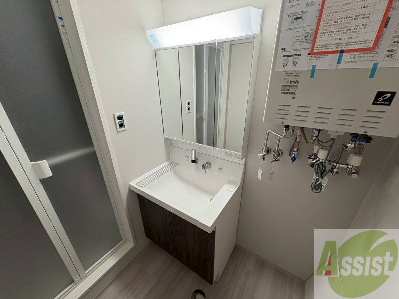 洗面設備　大きくて使いやすそうな独立洗面台になっています。