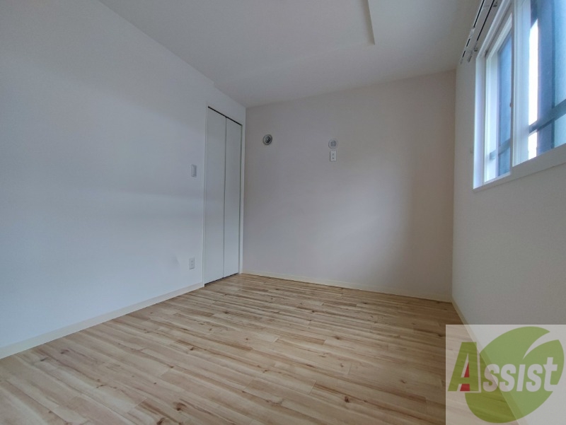 その他部屋・スペース　寝室はこちらです。光が差し込む、温かみのあるお部屋です。