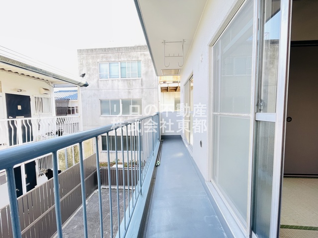 バルコニー　バルコニーがあるので洗濯物を太陽の下で干すことができます♪