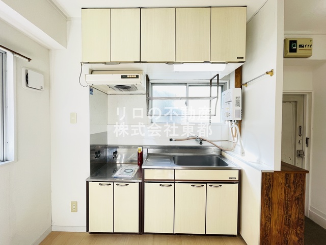 キッチン　自然光が入る、換気もしやすい窓付きのキッチンです♪