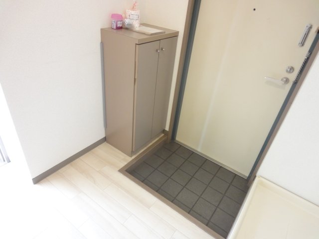 玄関　同物件別号室のものです。