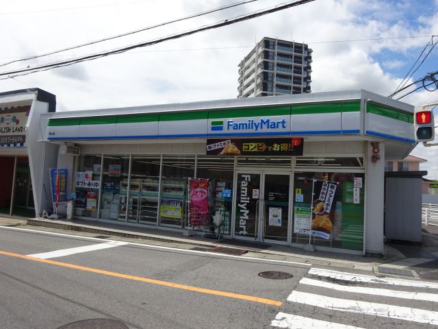コンビニ　ファミリーマート（コンビニ）まで50m