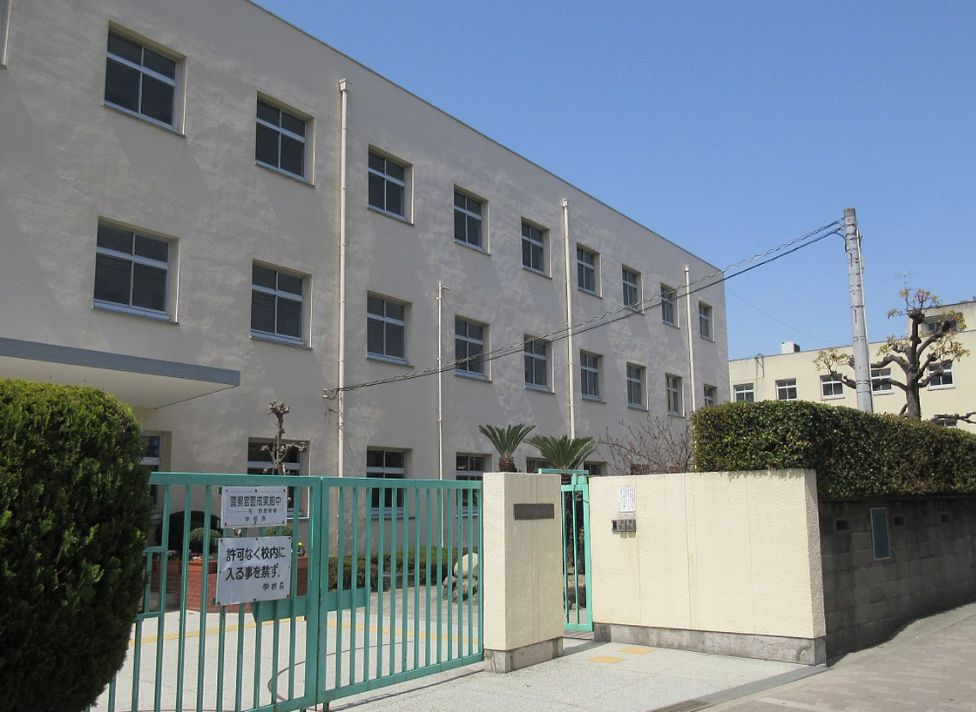 中学校　巽中学校（中学校）まで388m