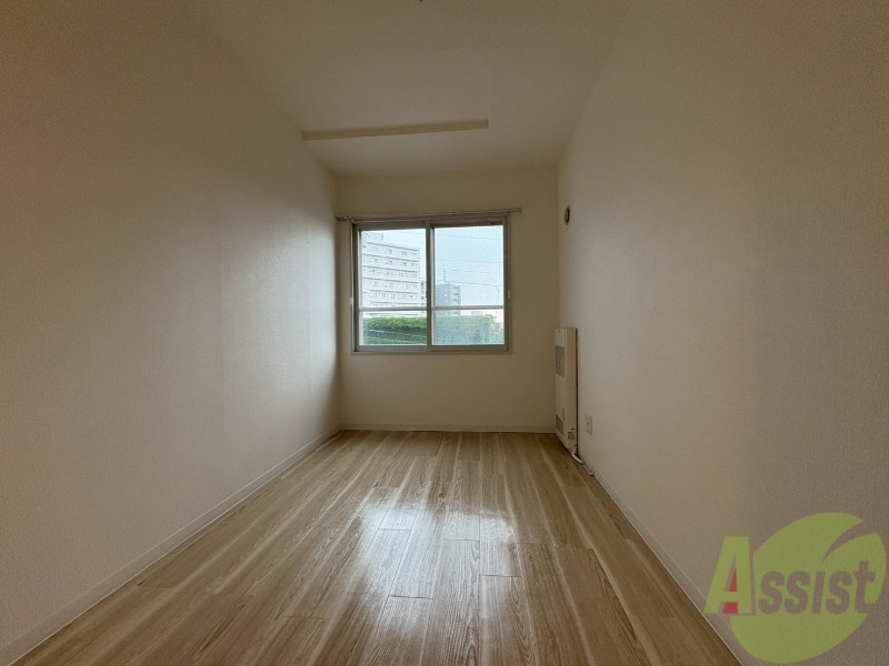 その他部屋・スペース　７．８帖の洋室です。広々として、きれいですね。