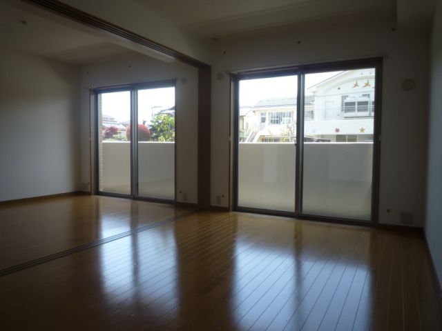 居室・リビング　明るいリビング、洋間。