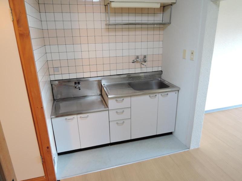 キッチン　お部屋はモデルルームになります