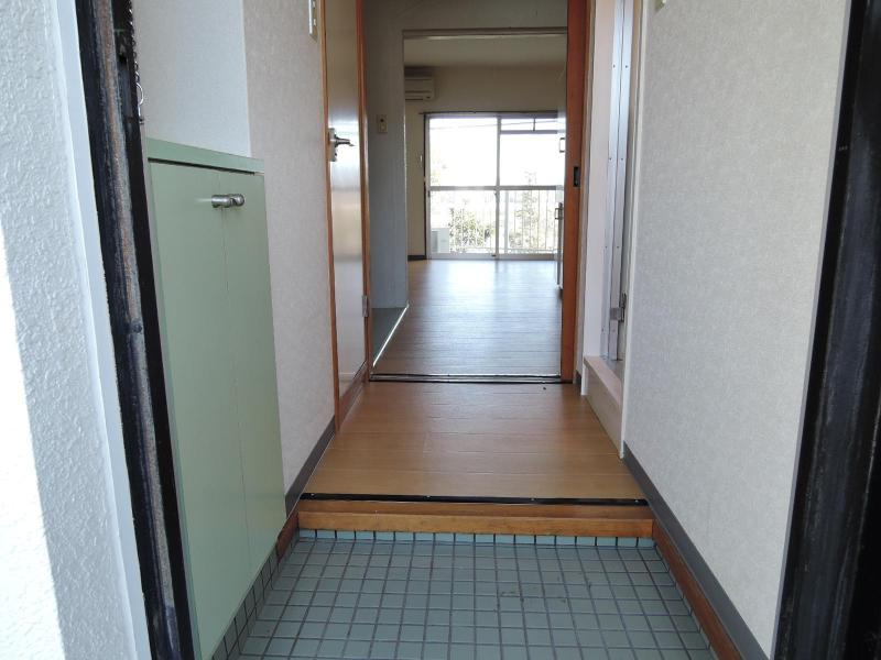 玄関　お部屋はモデルルームになります