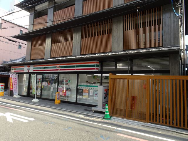 コンビニ　セブンイレブン（コンビニ）（コンビニ）まで230m