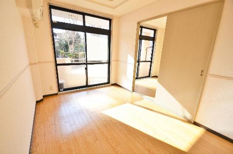 居室・リビング　室内