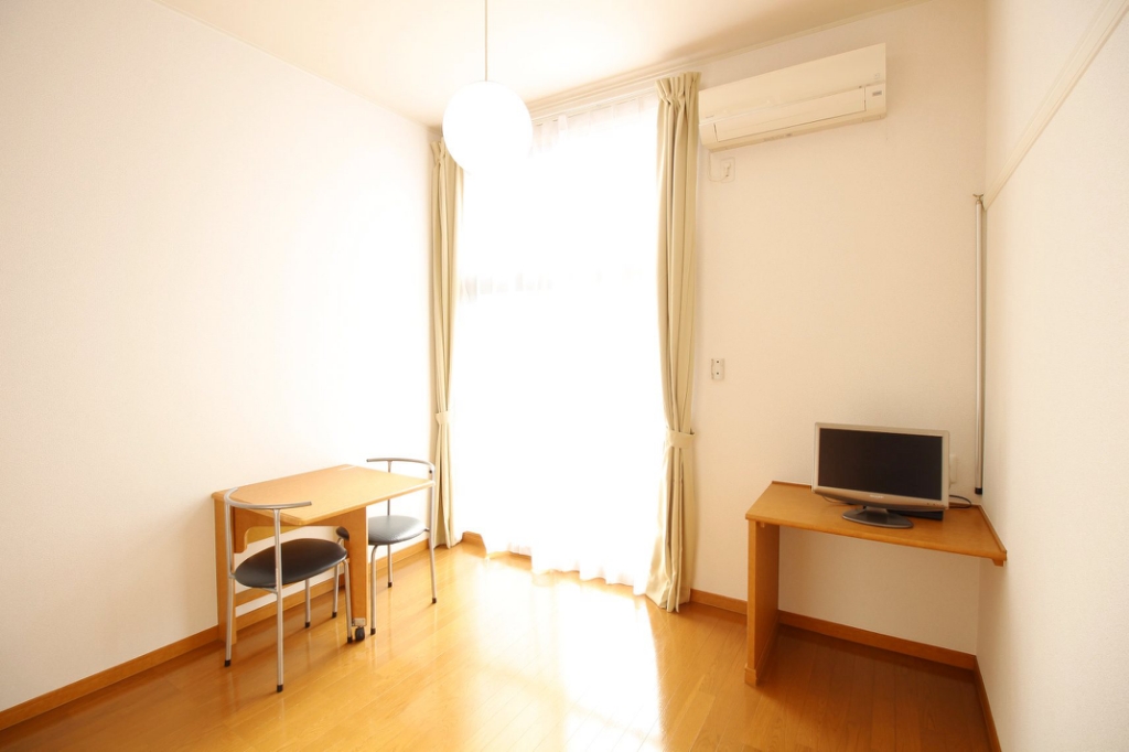 居室・リビング　採光面は南西向きで、日当たりも良いですよ♪