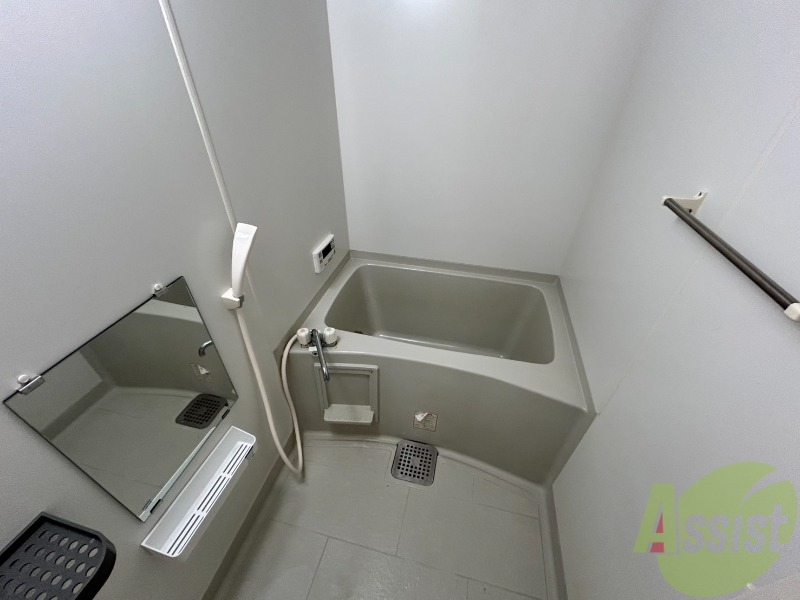 バス・シャワールーム　お風呂はゆったりと入るには充分な広さです。