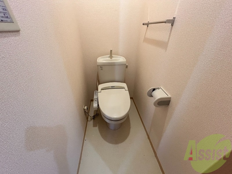 トイレ　温水洗浄便座が付いているのでとても快適です。