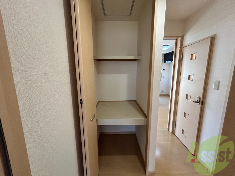 収納　廊下に背の高い収納が付いていて、荷物を多くしまっておけます。