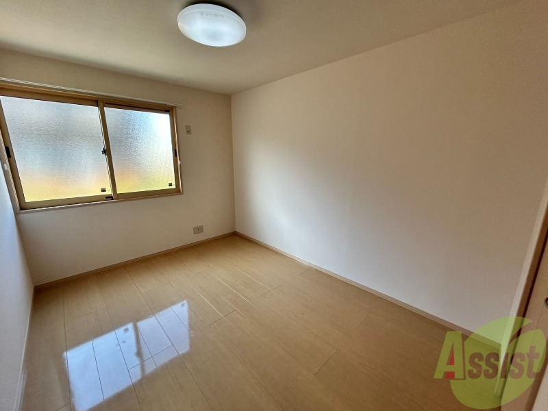 その他部屋・スペース　寝室は広々とした６帖の洋室をお使いください。