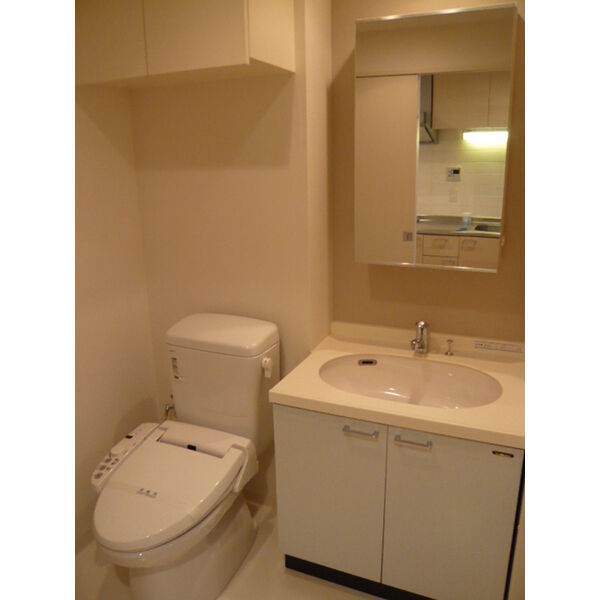 トイレ　洗面所内にトイレあり。収納があって便利な洗面台です♪