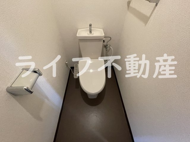トイレ　落ち着いた色調のトイレです