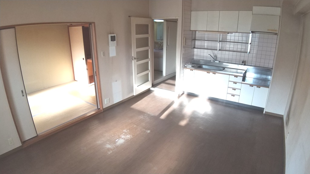 居室・リビング　落ち着いた床色のリビングです！