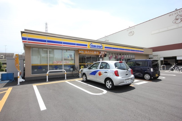 コンビニ　ミニストップ徳島南二軒屋町店（コンビニ）まで647m