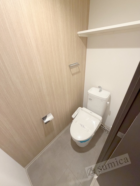 トイレ　人気アイテムの温水洗浄便座。清潔感のあるトイレです。