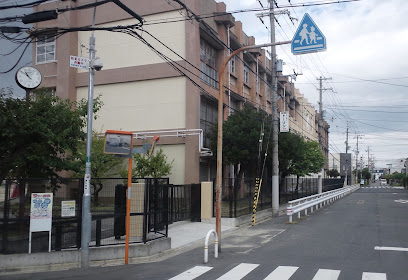 中学校　東大阪市立長瀬中学校（中学校）まで198m